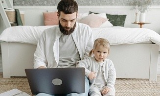 Подарки к Новому году и гибкий график. Как компании поддерживают работников с детьми