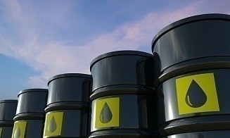 Цена на нефть упала до уровня 2021 года. Эксперты объяснили почему