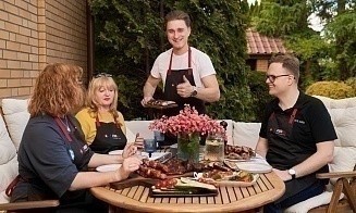 Говядина в кофе и жареный ананас: как прошел кулинарный батл между редакцией OL и шеф-поваром
