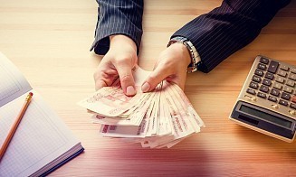 Еще два белорусских банка ввели плату за прием наличных российских рублей