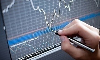 Грузоперевозки падают на треть, торговля восстанавливается. Что с экономикой Беларуси по итогам февраля