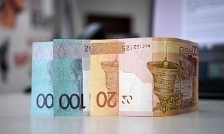 Продолжит ли укрепляться рубль и почему не стоит вкладывать в мемкоины. Прогноз по валютам и крипте