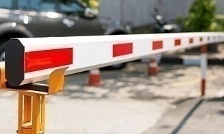 В МЧС рассказали, можно ли устанавливать шлагбаум на въезде во двор многоэтажки