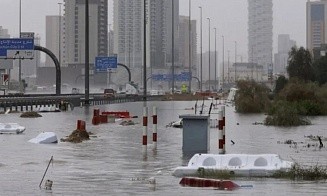 Дубай снова затопило. Рейсы отменяют и переносят