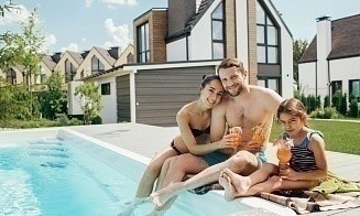 Установить бассейн или тратиться на ежегодный отпуск? Что выгоднее для семьи из четырех человек