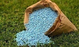 Европейские фермеры просят отложить повышение пошлин на удобрения из Беларуси и России