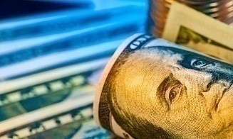 Все ждали, что доллар подешевеет вслед за ставкой ФРС. Почему это не случилось и что дальше?