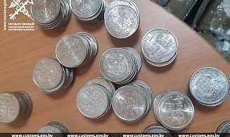 На таможне изъяли у водителя более 65 тыс. иностранных монет