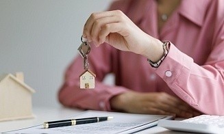 Можно ли продать квартиру или машину по доверенности из посольства? Спросили у нотариусов