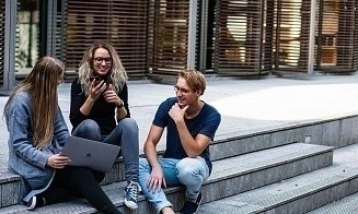 Белстат рассказал, сколько среди белорусских руководителей молодежи