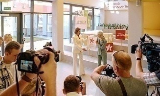 В Новой Боровой открыли школу за $20 млн. В ней есть арт-центр и скейт-парк