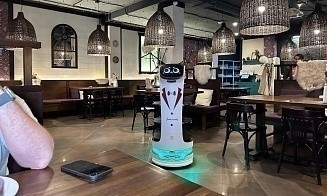 В минской хинкальной взяли на работу робота-официанта